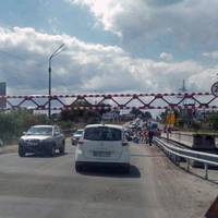 Гаївський міст знову із воротами. Водії попереджають один одного. Фото