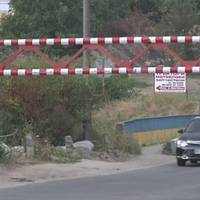 17 тисяч заплатить водій, який зніс висотний обмежувач на Гаївському мосту. ВІДЕО