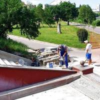 На сходах із фонтаном 