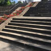 Тернопільські матусі просять зробити вхід у парк комфортним для батьків з дитячими візочками