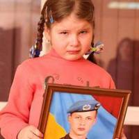 Мережу сколихнуло фото доньки зниклого безвісти командира ЗСУ