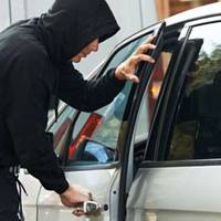 У Тернополі в 5-ій ранку жінка побачила, як невідомі викрадають її авто