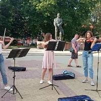 «Складаю гроші на подарунок мамі», – тернопільські студентки розповіли, чому стали вуличними музикантами