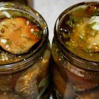 РЕЦЕПТ: Пікантні баклажани з часником та горіхами: пряно-гостра смакота підкорить всіх за столом!