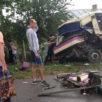 Зіткнулись фура і рейсовий автобус: у Струсові Теребовлянського району – жахлива ДТП (фото)