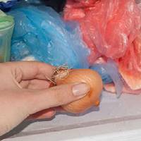 Тепер завжди кладу цибулю в морозильник. Дізнавшись навіщо, ви будете робити також!