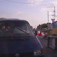 Водій зафільмував момент аварії, у яку потрапив на Гаївському мості. ВІДЕО