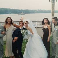 Фронтмен гурту «С.К.А.Й.» тернополянин Олег Собчук з дружиною святкують 17-ту річницю шлюбу