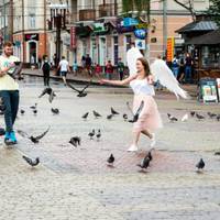 Тернополянка зробила експеримент – пройшлася по місту, вдягнувши крила (відео)