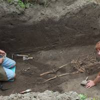 Поховання майже тисячолітньої давності відкопала на подвір’ї родина з Тернопільщини