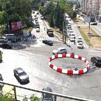 Скільки коштує кільце із блоків перед двоарковим мостом в Тернополі?