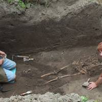 На подвір’ї на Тернопільщині знайшли древнє поховання (ФОТО)