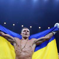 Усик різко відповів російському фанату, який глузував з Дня прапора