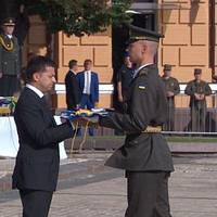 На Софійській площі разом із Зеленським підняли прапор України. ВІДЕО