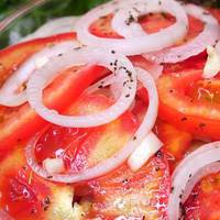 Дуже смачна закуска з помідорів і цибулі: весь секрет у маринаді