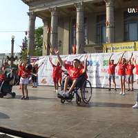 18 дітей з інвалідністю та їхні матері танцювали в Тернополі (відео)
