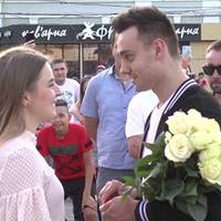 Тернополянин влаштував неймовірне освідчення коханій на головній площі Тернополя. ВІДЕО