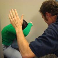 Підприємець побив жінку з інвалідністю, бо вона зробила йому зауваження