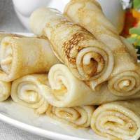 Дуже тонкі млинці( на борошні з крохмалем). Діти їх так люблять!