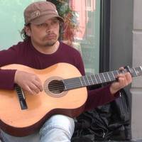 Невтомний мандрівник з гітарою: як вуличний музикант Стецько Х’юстон наповнює Тернопіль мелодіями (фото)