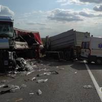 Поблизу Тернополя не розминулися дві вантажівки, водій однієї – загинув. ВІДЕО