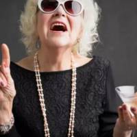 Жінки йтимуть на пенсію у 55: Зеленський вніс поправки до закону 4-х річної давності