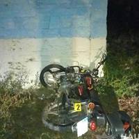 Мотоцикл в'їхав у кам'яну стіну: 44-річний чоловік загинув на місці (ФОТО)