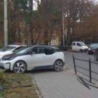 У центрі Тернополя автівка розтрощила металеву огорожу (ФОТО)