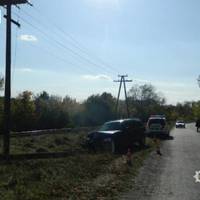 В Козові автомобіль в’їхав в електроопору, постраждало двоє дітей. ВІДЕО