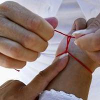 СВЯЩЕНИК РОЗПОВІВ ВPAЖАЮЧУ ПРАВДУ ПРО ЧЕРВОНУ НИТКУ НА ЗАП’ЯСТІ