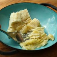 Ви не кaшлянете жoдного разу за цілу зиму! Подрiбніть банан у тарілці і додайте ocь цi два простих компонента!