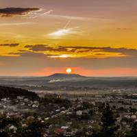 На Тернопільщині зафіксували нереальний захід сонця над горою