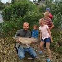 У Лановецькому районі чоловік впіймав величезну рибину і відпустив її (Відео)