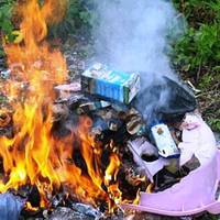 Скандал на Тернопільщині: люди опалюють дім благодійними одягом і взуттям