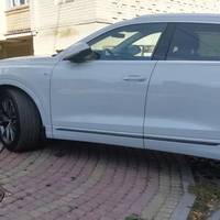 У Тернополі водій нахабно припаркувався у дворі