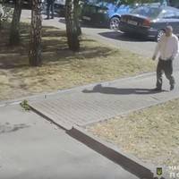 Тернополян просять допомогти впізнати чоловіка, який обікрав 