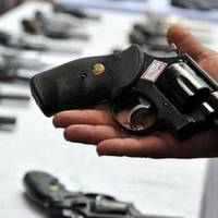 Житель Кременця знайшов біля автобусної зупинки пістолет