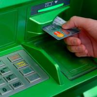 Ось як за хвилину повернути картку, яку «з’їв» ваш банкомат