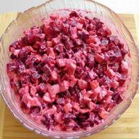 Шалено смачний буряковий салат з крабовими паличками. Для мене це новинка!