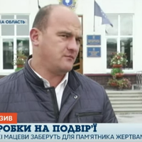 Історію про Чортківський двір, в якому люди 83 роки ходять по надгробних плитах, дізналася вся Україна. відео