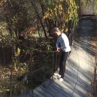 Селяни змушені щодня долати аварійний міст, який зруйнувався під час буревію і завис над річкою. ВІДЕО