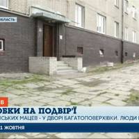 У Чорткові в дворі багатоповерхівки є справжній цвинтар (Відео)