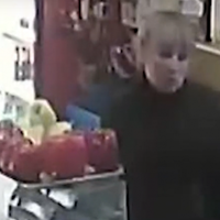 У Тернополі розшукують жінку, яка обкрадає людей і магазини (Відео)