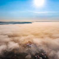 Місто на Тернопільщині до невпізнання огорнув ранковий туман (фото)