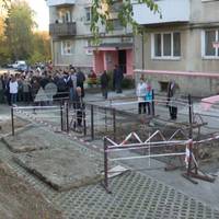 Спочатку відремонтували двір, а потім зруйнували, бо почали лагодити труби – мешканці на Чалдаєва 1 занепокоєні станом подвір`я. ВІДЕО