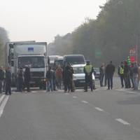 Через смерть дівчинки, яка випала з автобуса на трасі Тернопіль-Скалат, люди вимагають відремонтувати дорогу. Відео