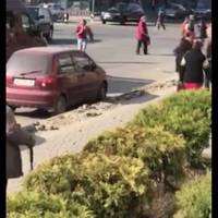 Навпроти тернопільського автовокзалу молодиця почала танцювати просто посеред дороги (Відео)