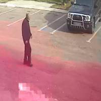 У Тернополі розшукують чоловіка, який у дворі наробив біди жінці (Відео)