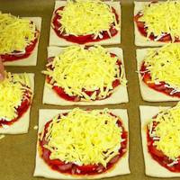 Смачний перекус за кілька хвилин. Міні – піци на листковому тісті