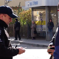 На вулицях перевіряють документи та проводять обшуки авто. Відео